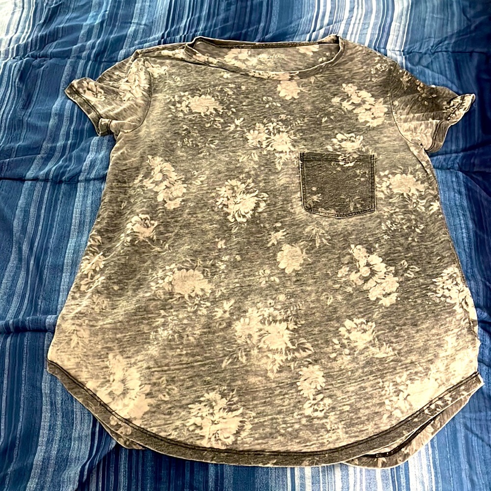 Womens Size Medium American Eagle Floral Print Shirt